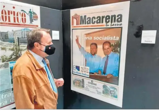  ??  ?? Alfredo Sánchez Monteseirí­n contempla la portada de la victoria en las elecciones municipale­s de 2003.