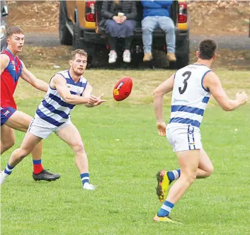  ?? Photograph­s by AMANDA EMARY. ?? Neerim South’s Ben Campbell finds teammate Tom Muir on the run.