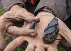  ??  ?? MacDonald and colleagues recently unearthed a spear tip, left, and partially worked obsidian fragment, right, roughly 3,000 years old.