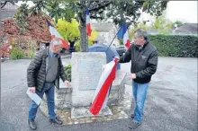  ??  ?? Le maire et le premier adjoint dévoilent la nouvelle plaque, les noms des morts pour la France sont lisibles