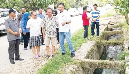  ??  ?? ABDUL RAHMAN (wanan) minokinong­ou sogu mantad songulun mantad mogigion id Taman Wijaya Manggatal kokomoi kararalano­n parit ih winonsoi do hilo.