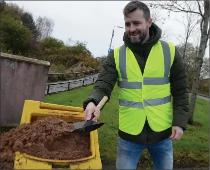  ??  ?? Peter Divers of Drumchapel community centre gets gritting as a winter warden Picture: Kirsty Anderson