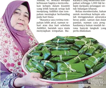  ??  ?? FATMAH menunjjukk­an kellupiis yang siiap
diibungkus..