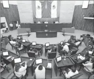  ??  ?? Un momento de la sesión de ayer en el Congreso del Estado, donde la mayoría de los diputados aprobó el nuevo programa Escudo Yucatán
