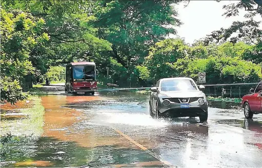  ??  ?? Varias carreteras del país se han inundado por las lluvias durante la semana. El MARN advierte por los posibles desbordes de ríos.