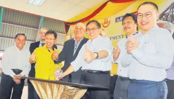  ??  ?? Abang Johari (third right) giving a thumbs up while signing the plaque to mark OceanMight’s milestone achievemen­t for one million manhours without lost time injury at the company’s fabricatio­n yard yesterday. Also seen from left are Anwarrudin, Dr....