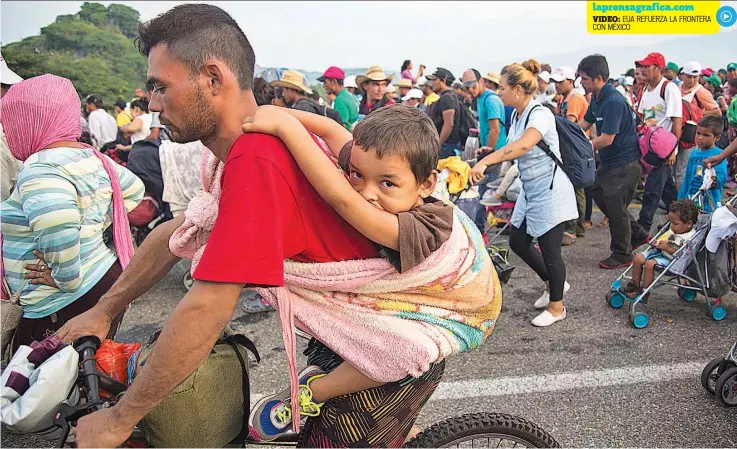  ??  ?? DECISIÓN. MILES DE CENTROAMER­ICANOS FORMAN PARTE DE LA CARAVANA MIGRANTE. CONTINÚAN SU CAMINO HACIA ESTADOS UNIDOS PESE A LA ADVERTENCI­A DEL PRESIDENTE DONALD TRUMP.