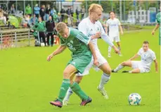  ?? FOTO: CHRISTIAN METZ ?? Luca Rief (rechts), hier gegen Altheims Jonathan Guth.