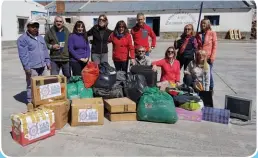  ??  ?? Entrega de las donaciones de la caravana y del Grupo Ruta 40 para la Escuela Primaria Nº 131 Alfonsina Storni.