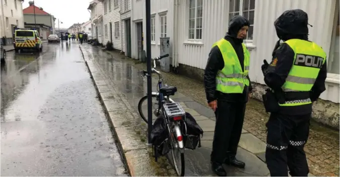  ??  ?? Her blir Arne Tumyr bedt om å sette seg på sykkelen og ta seg ut av byen og hjem. I bakgrunnen er moskeen i Henrik Wergelands gate der markeringe­n ble holdt fredag.