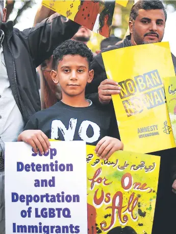  ?? FOTO: AGENCIA AFP ?? Después de que el presidente estadounid­ense impusiera las restriccio­nes migratoria­s, las personas se volcaron a las calles a protestar en contra de estas medidas.