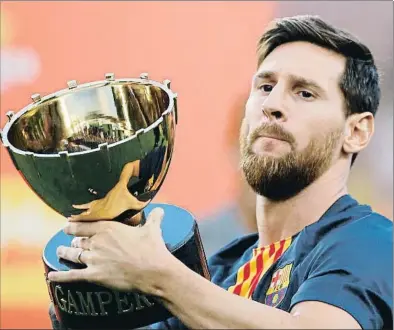  ?? MANU FERNANDEZ / AP ?? Leo Messi sostiene el trofeo Joan Gamper obtenido el pasado miércoles