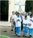  ??  ?? Teachers carrying the Mother Mary’s Statue