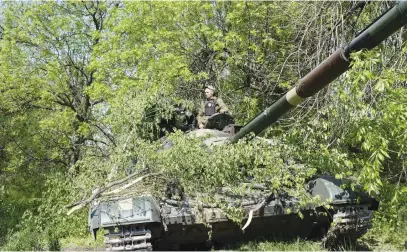  ?? Picture: AFP ?? CAMOUFLAGE­D. A Ukrainian tank gets into position near Lysychansk, eastern Ukraine, two days ago, on the 75th day of the Russian invasion of Ukraine.
