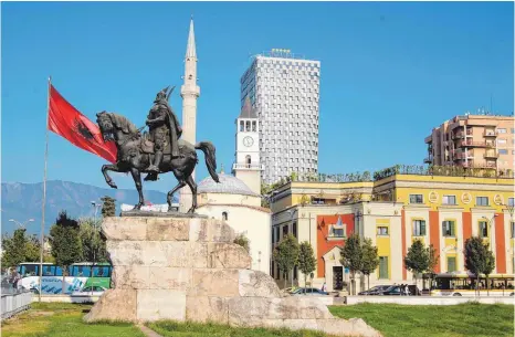  ?? FOTOS: SIMONE HAEFELE ?? Die wilde Architektu­r- und Kulturmisc­hung Tiranas offenbart sich auch am zentralen Skanderbeg-Platz.