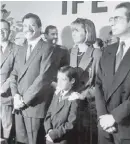  ?? ARCHIVO ?? El candidato con su esposa e hijo.