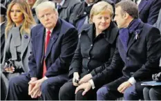  ?? AP ?? Die Staatschef­s versammelt­en sich unter dem Arc de Triomphe.
