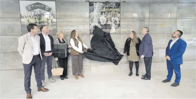  ?? Gabriel Utiel ?? Fernando Roig descubre el nuevo azulejo en el Passeig Groc del Estadio de la Cerámica, a la memoria de José Manuel Llaneza, en compañía de sus cuatro hijos, su hermana y el alcalde Benlloch.