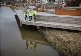  ??  ?? NUTIDA BEFÄSTNING. Förr byggde städerna murar för att stänga fienden ute. Nu bygger Kungsbacka vallar mot ökande vattenmäng­der.