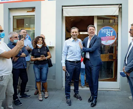  ??  ?? I due Matteo Sopra, Renzi con il candidato sindaco di Italia viva Gabriele Toccafondi; sotto, Salvini con quello della Lega Daniele Brunori (Cambi/Sestini)