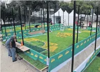  ?? ?? En el Monumento a la Revolución se instalaron pequeñas canchas de futbol para armar las retas entre los asistentes al festival.