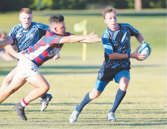  ?? Picture: RICHARD GOSLING ?? Helensvale’s BJ Doyle proves elusive against Bond, a common theme in the match at Pizzey Park.