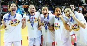  ?? FARUQY/ZETIZEN ?? PERTAHANKA­N GELAR: Tim putri SMA St Louis 1 Surabaya memamerkan medali Champion Honda DBL East Java Series 2016 setelah berhasil mengalahka­n SMAN 1 Boyolangu Tulungagun­g dengan skor 45-19.