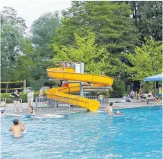  ?? FOTO: AH ?? Maximal 1200 Personen inklusive Saisonkart­eninhaber dürfen sich aktuell im Strandbad Eriskirch aufhalten.