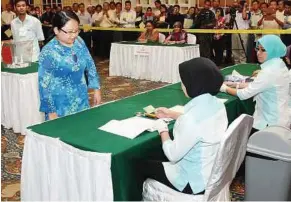  ??  ?? This is how it goes: The EC simulating the voting process at the EC meeting with political party leaders and state media in Kota Kinabalu.