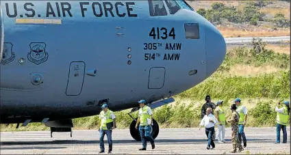  ?? Foto:
Reuters ?? Aviones de la Fuerza Área de Estados Unidos trasladan ayuda humanitari­a a Venezuela.