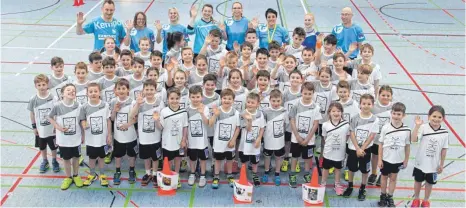  ?? FOTO: MATTHIAS JANSEN ?? Beim Handball-Camp der HSG Rietheim-Weilheim hatten 49 Kinder drei Tage lang viel Spaß beim Handball. Der Höhepunkt war der Besuch von ExNational­spieler Johannes Bitter.