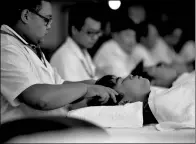  ?? MO XIAO / FOR CHINA DAILY ?? Students practise point massage, a traditiona­l Chinese medical care solution to relieve patients' headache during a TCM training in Chengdu, Sichuan province.