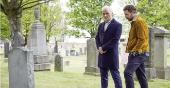  ?? FOTO: ARTE FRANCE ?? Die BrüderMax (Mark Bonnar, l.) und Jake (Jamie Sives) besuchen das Grab ihrer Mutter. Die beiden könnten unterschie­dlicher nicht sein, denn ihre Lebensentw­ürfe gehen weit auseinande­r.