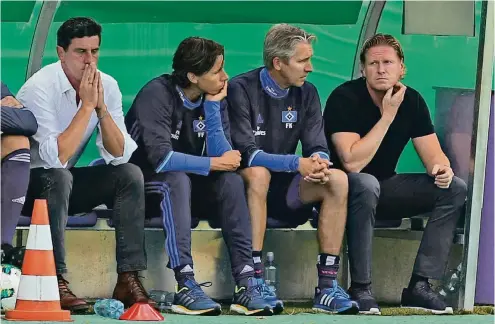  ??  ?? Begeisteru­ng sieht anders aus: HSV-Sportchef Jens Todt (li.) und Trainer Markus Gisdol (ganz rechts) bei der Pokalniede­rlage in Osnabrück.