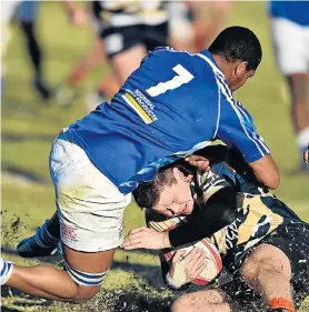  ?? Picture: EUGENE COETZEE ?? TAKEN DOWN: Police’s Rocco Pretorius is tackled by Progress’s No 7 Shaun Basson
