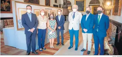  ?? JESÚS MARÍN ?? Autoridade­s y organizado­res de la exposición ‘La fábrica del mundo’ en el Palacio de los Guzmanes en Sanlúcar.