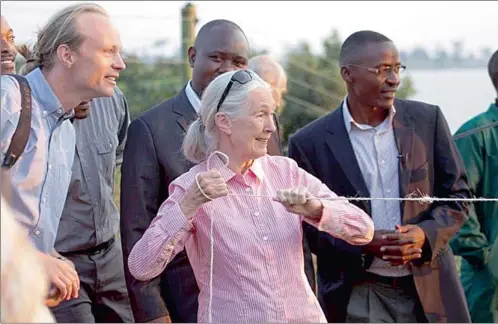  ?? PICTURE: SHERRY MCKELVIE ?? MILESTONE: Jane Goodall opens the hatch of an African Grey Parrot aviary at World Parrot Trust. It had been more than three years since they were captured, probably in the Democratic Republic of the Congo.