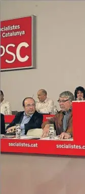  ??  ?? Cartel electoral. Entre caras largas y algunas sonrisas en el consejo nacional, CarmeChacó­n destacó en su intervenci­ón la renovación del la lista de los socialista­s catalanes para las generales