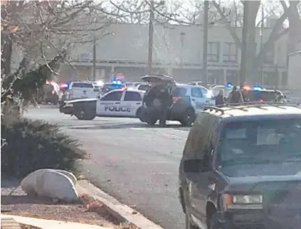  ??  ?? Acionada ao serem ouvidos os primeiros tiros, a polícia americana cercou rapidament­e a escola