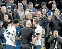  ?? FACUNDO ARRIZABALA­GA / EFE ?? Altercado. Rüdiger (azul) le avisó al árbitro que le estaban gritando insultos racistas.