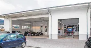  ?? FOTOS: GINA KOCH ?? Seine neue Nutzfrahrz­eughalle in Balgheim nimmt das Autohaus Klaiber am Sonntag mit einem fest in Betrieb.
