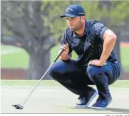  ?? ERIK S. LESSER / EFE ?? Jon Rahm observa el ‘green’ antes de golpear la bola.