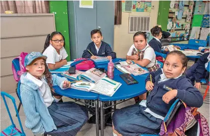  ?? Sergio Caro Foto: ?? La pequeña Gipsel arribó a su primer día de clases, donde ya la esperaban sus compañerit­os. /