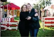 ?? FOTO: MIKAEL ANDERSSON ?? Beth Bisaillon och Melanie Jamison-Ekeling har tillsamman­s drömt ihop och byggt upp skräcktivo­lit i Melanies trädgård.