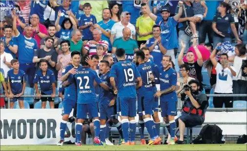  ??  ?? CELEBRACIÓ­N FINAL. Los jugadores del Getafe, celebrando al final del partido el pase a la final.