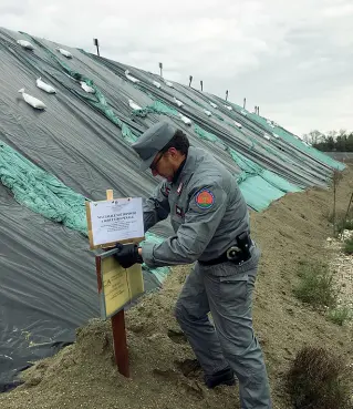  ??  ?? Montagna di rifiuti Una vera e propria montagna di rifiuti inquinanti posta sotto sequestro