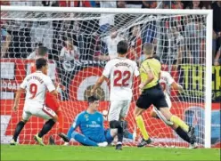  ??  ?? SUPERADO. Courtois no pudo con la delantera sevillista hace un año.