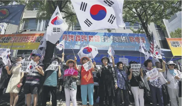  ?? PICTURE: JUNG JEON-YE/GETTY ?? Protesters supporting ousted president Park Geun-hye demand the release of the disgraced Samsung boss outside the Seoul court