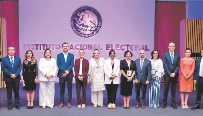  ?? CUARTOSCUR­O ?? Los candidatos presidenci­ales previo al encuentro.