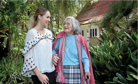  ?? Photos: Bev Lacey ?? GENERATION­S: Glennie School 2017 graduate Bree Coleman (left) talks with 1938 graduate Isabel Sharp (nee Campbell) at the Old Girls reunion on Saturday.